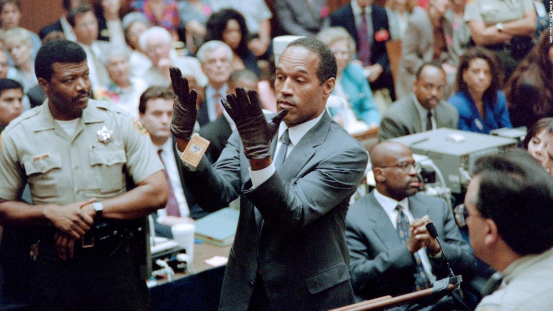 Imagen O.J. durante el juicio, en la célebre prueba de la evidencia.
