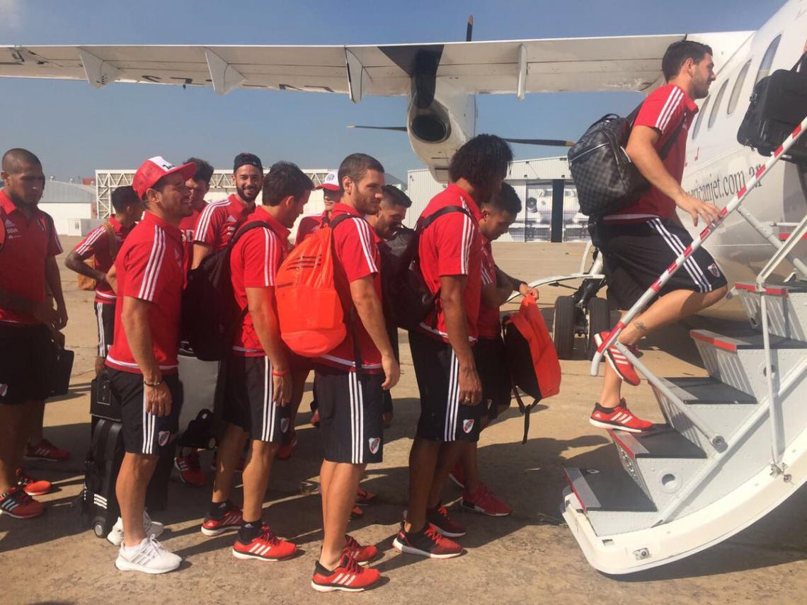 Imagen El plantel de River, subiéndose al avión