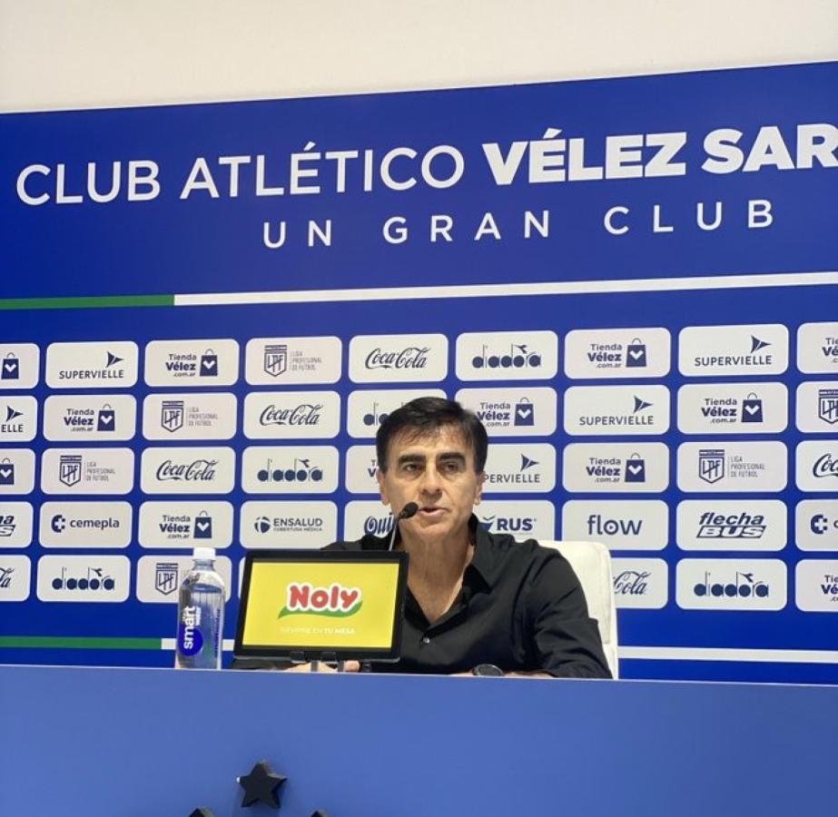 Imagen "Se debe separar lo futbolístico de lo personal", dijo el DT de Vélez sobre los jugadores acusados por abuso sexual.