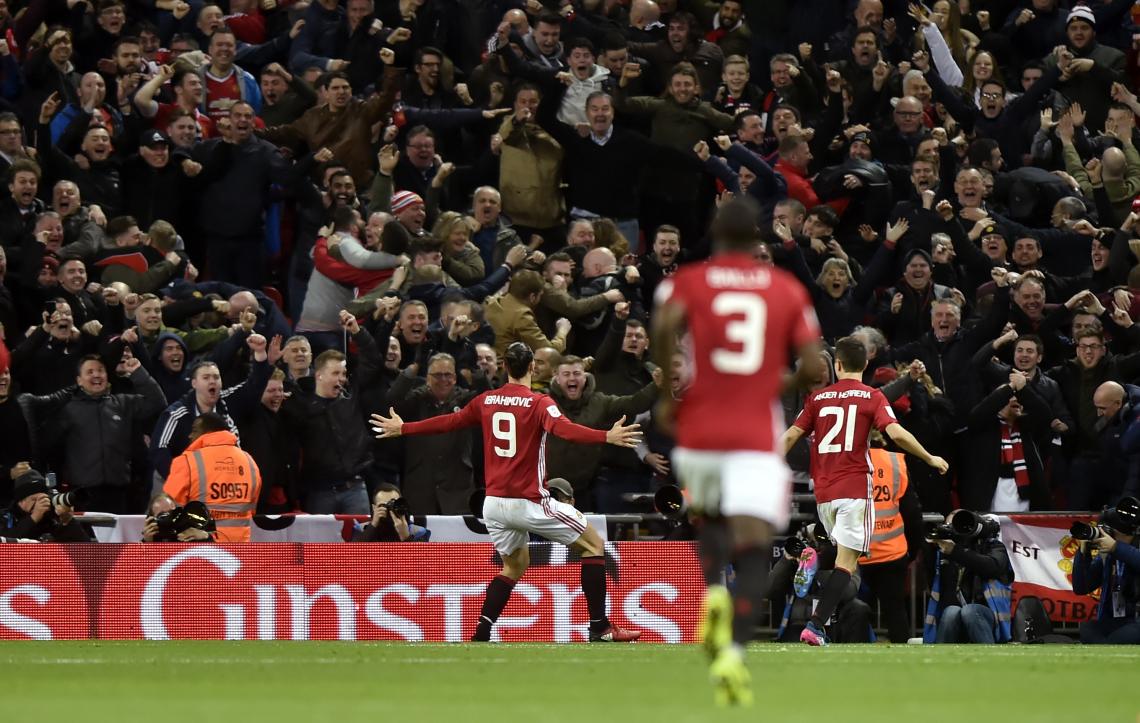 Imagen Los hinchas del Manchester, festejando un gol de Zlatan