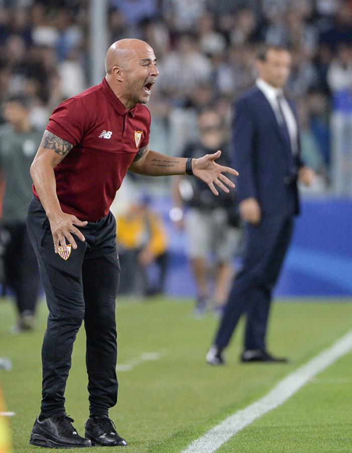 Imagen Vive los partidos a full. Se ven sus tatuajes y brazos trabajados. Detrás, Allegri, de la Juve, por Champions.