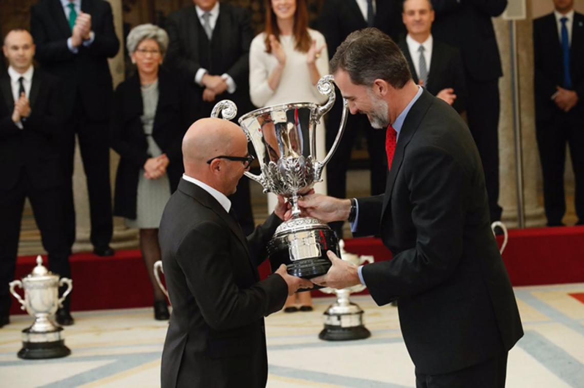 Imagen Sampaoli recibe un premio del Rey Felipe VI, atrás aplaude Iniesta.