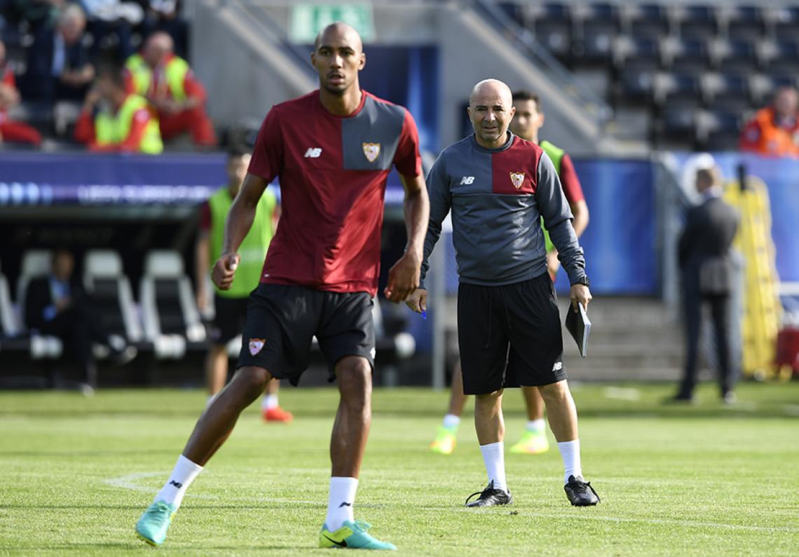 Imagen Sampaoli metido en la práctica, con su libreta de apuntes, detrás de N´Zonzi, el termómetro del equipo.