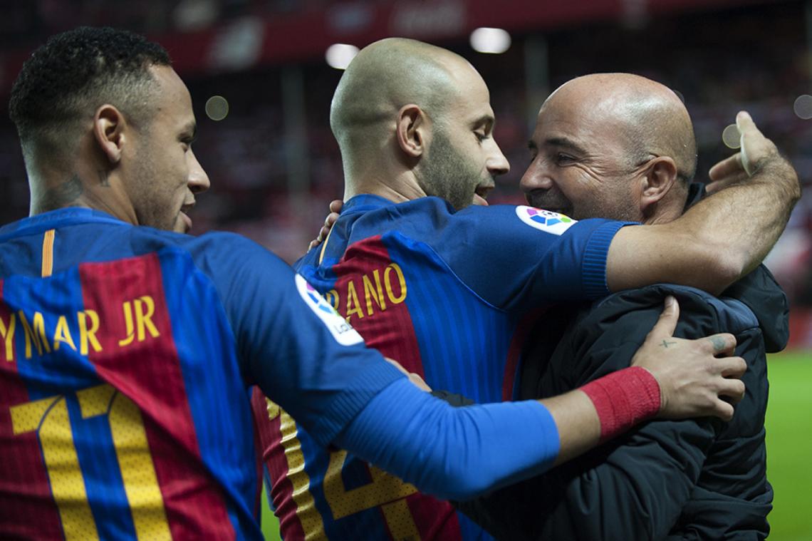 Mascherano, Neymar y Messi (no se ve) fueron a saludarlo tras el 2-1 del Barcelona, cuando el DT se iba para el túnel.