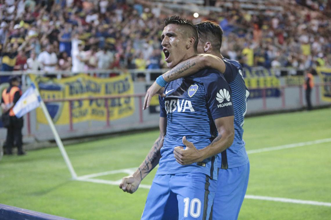 El festejo contra Estudiantes, tras una apilada descomunal, en la apertura de la Copa de Oro de Mar del Plata.