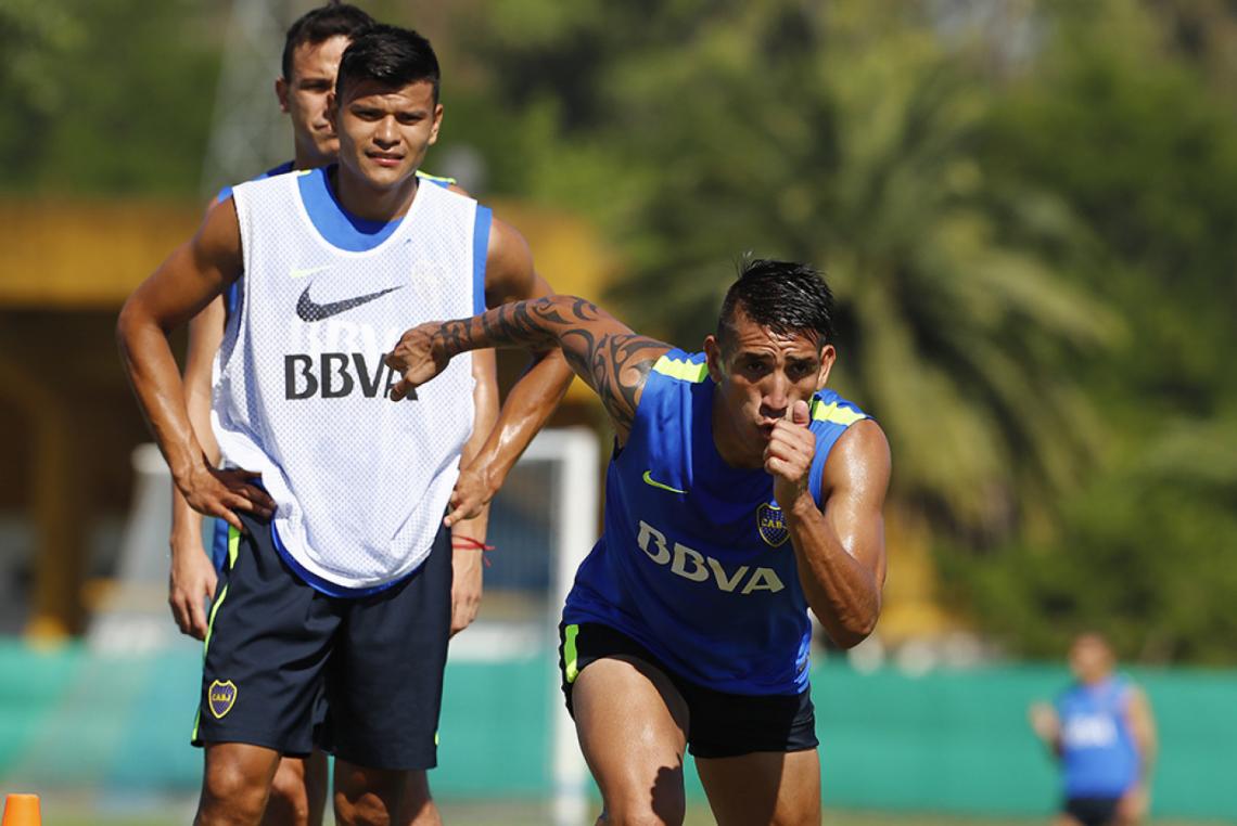 Imagen Recontra enchufado durante la pretemporada, bajo la atenta mirada de Walter Bou, un socio en la cancha y para los bailecitos de festejo.