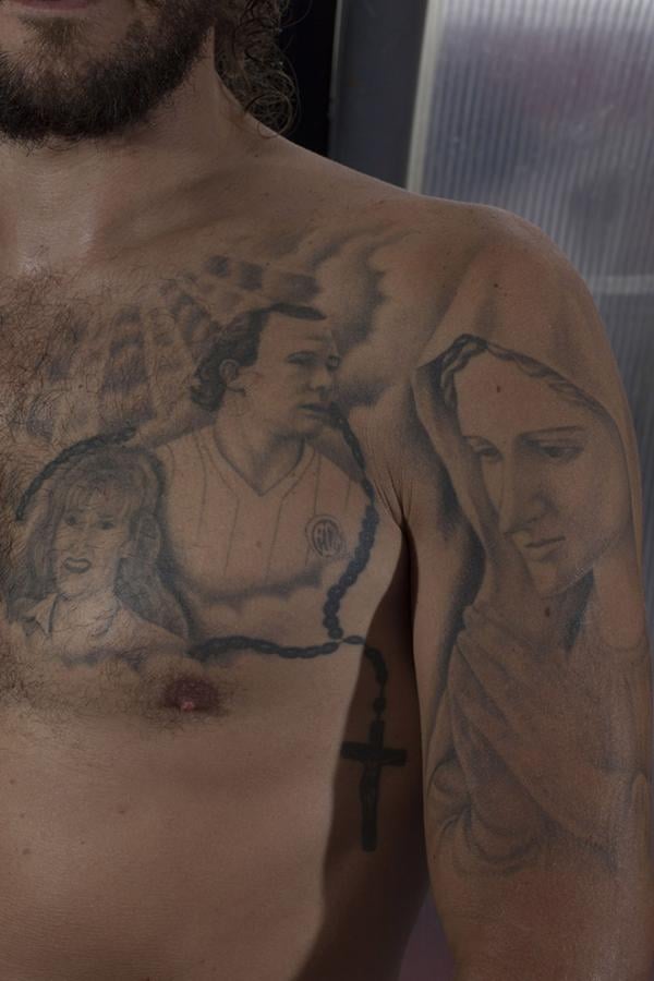 Imagen Los lleva hasta en la piel. De izquierda a derecha: los rostros de su mamá, Silvia, y de su papá, Osvaldo, que luce una camiseta de San Lorenzo. Después, se ve la figura de la Virgen.