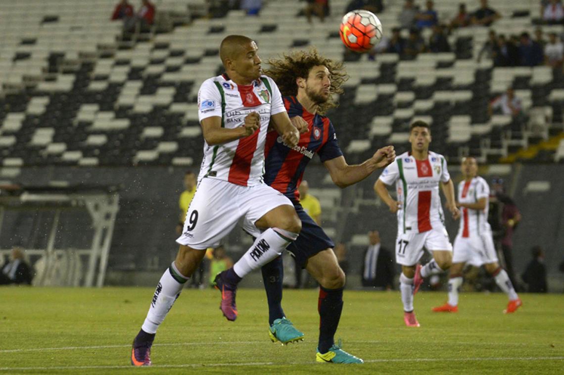 Imagen Segunda etapa en Boedo en 2016: jugó 13 partidos. Aquí, anticipa a Benegas, de Palestino.