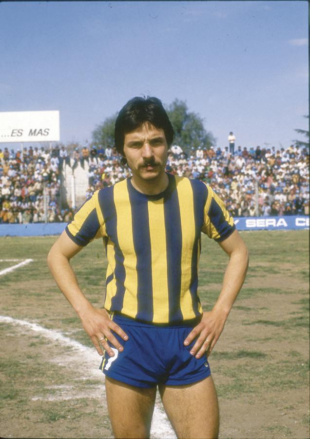 Imagen El extraño de bigote, en Rosario Central, con short y camiseta típicos de los años 80, bien ajustadita al cuerpo la camiseta y muy corto el short.