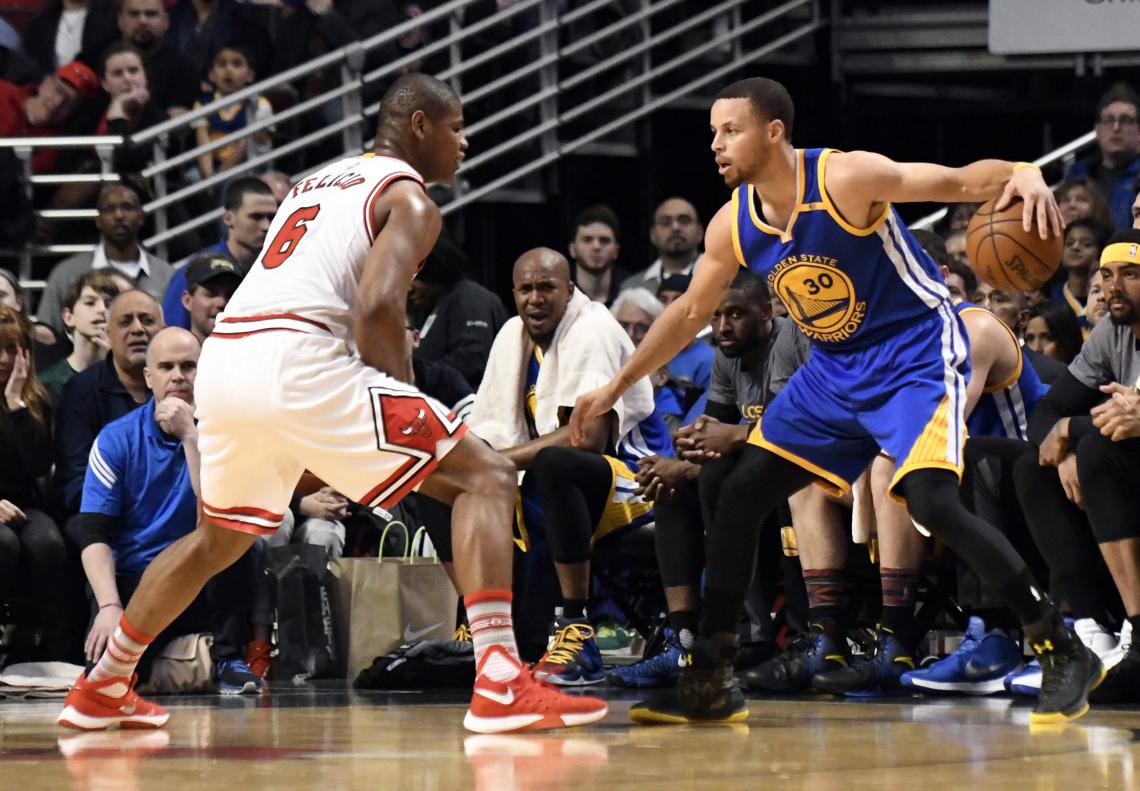Imagen Steph Curry ataca al brasileño Felicio