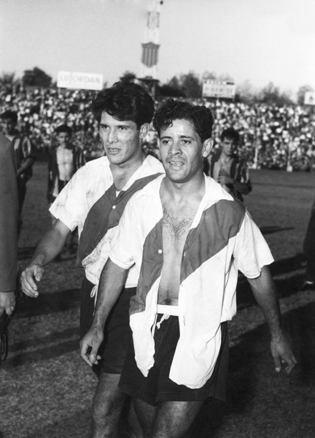 Imagen Junto a otro gran prócer millonario, el Cabezón Sívori, luego de un Central-River de 1957.