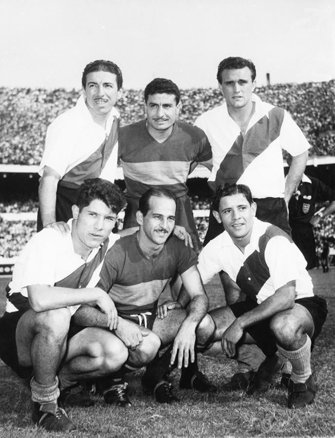 Imagen La rivalidad no era tóxica en 1956. Por eso, jugadores de River y Boca podían posar mezclados, como hacen Labruna, Lombardo, Vairo, Sívori, Cucchiaroni y Zárate.