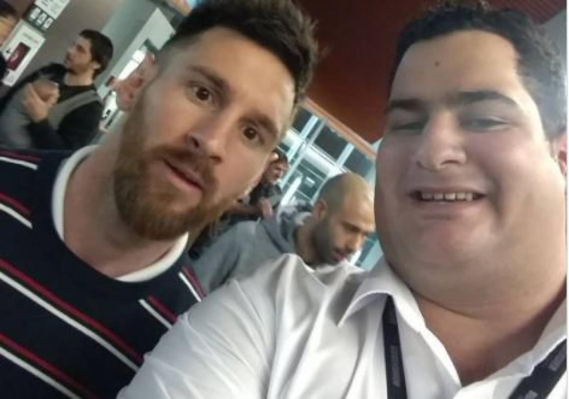Imagen Messi concedió fotos en el aeruopuerto.