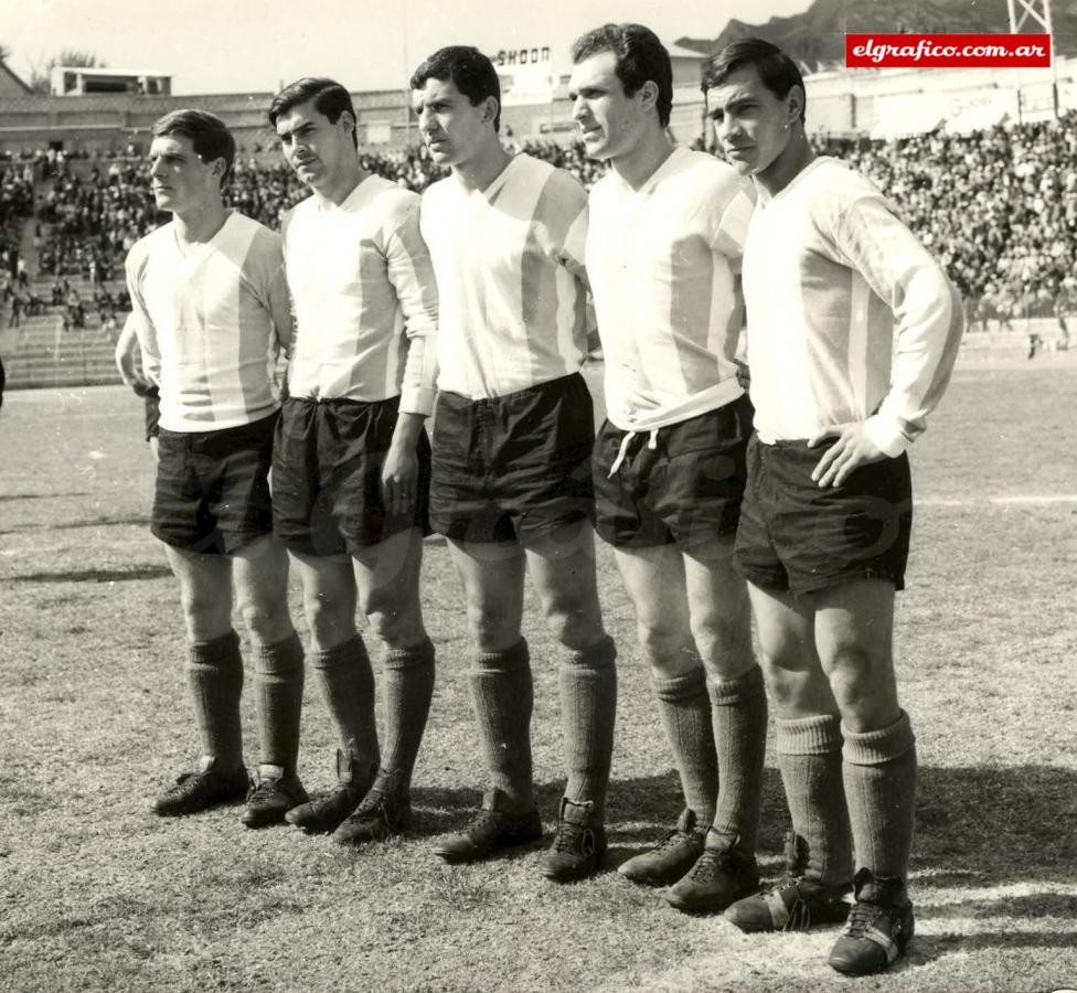 Imagen Antes del partido posan los argentinos Luna, Albretch, Artime, E. Onega y Más. Foto: Ricardo Alfieri.