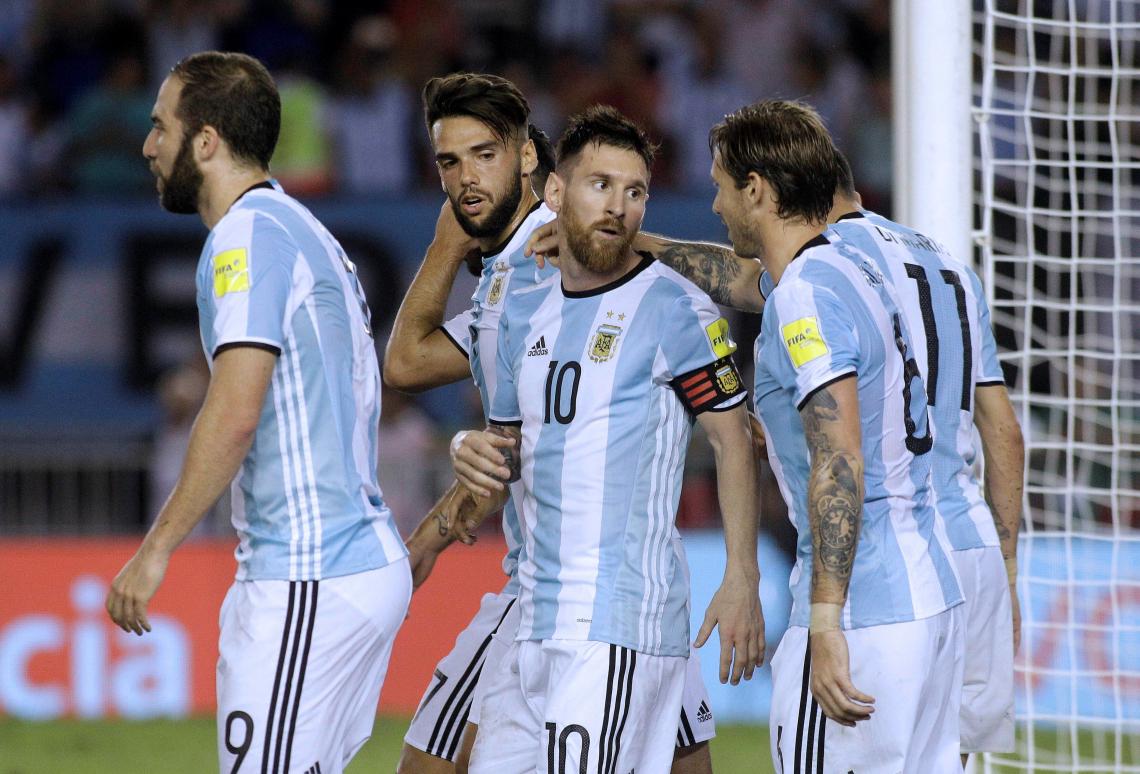 Imagen Messi, saludado tras su gol de penal.