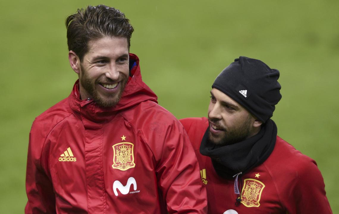Imagen Sergio Ramos y Jordi Alba, bromeando en una práctica.