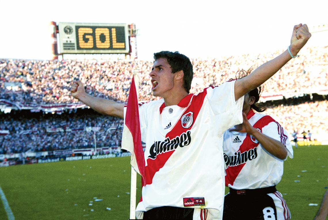 Imagen Así se festeja un gol a Boca en el Monumental para abrir el marcador que sirve para cortar una racha de 9 superclásicos oficiales sin victorias. Terminó 2-0 (Juan Pablo Ángel, el segundo) y luego River fue campeón.