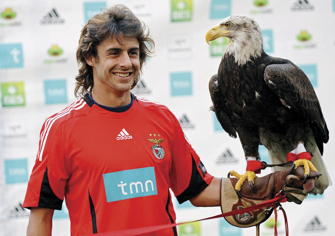 Sonrisa que lleva adentro algo de temor, en la bienvenida que le dio el Benfica, posando con Victoria, el águila que es el símbolo del club.
