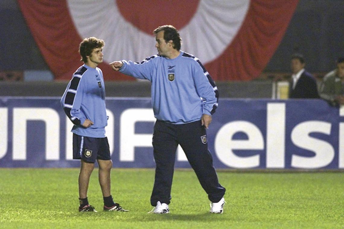 Imagen Con Marcelo Bielsa, al que elige como uno de los mejores entrenadores que tuvo. Lo llevó al Mundial 2002. 