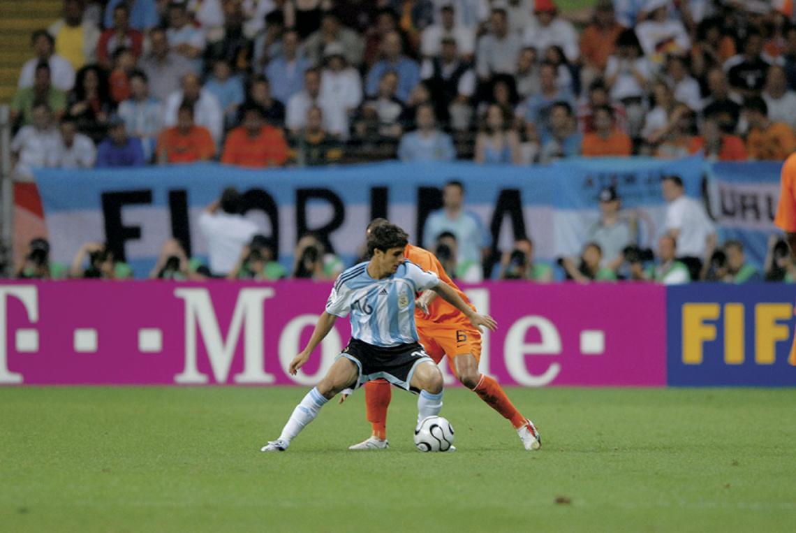 Frente a Holanda, en el Mundial 2006, donde fue suplente de Riquelme y jugó poco.