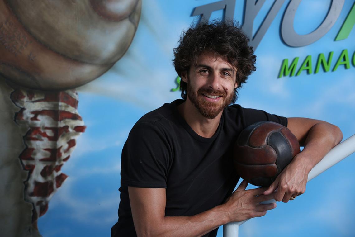 El gesto distendido, la pelota antigua, en la oficina de su representante.
