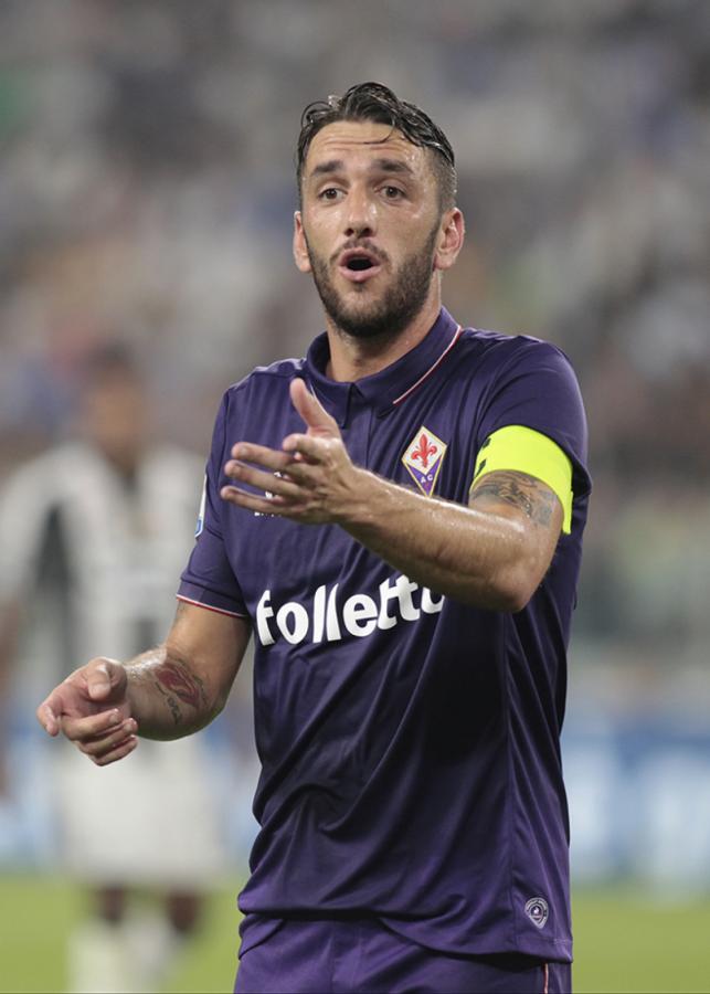 A los 32 años es el capitán de la Fiorentina. El tatuaje de los Rolling Stones en su brazo derecho.