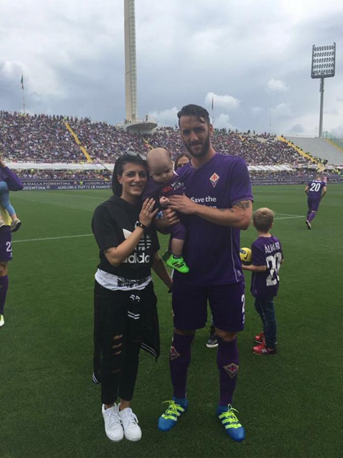 Imagen Con Martina, su mujer italiana, y su pequeño hijo Ian.