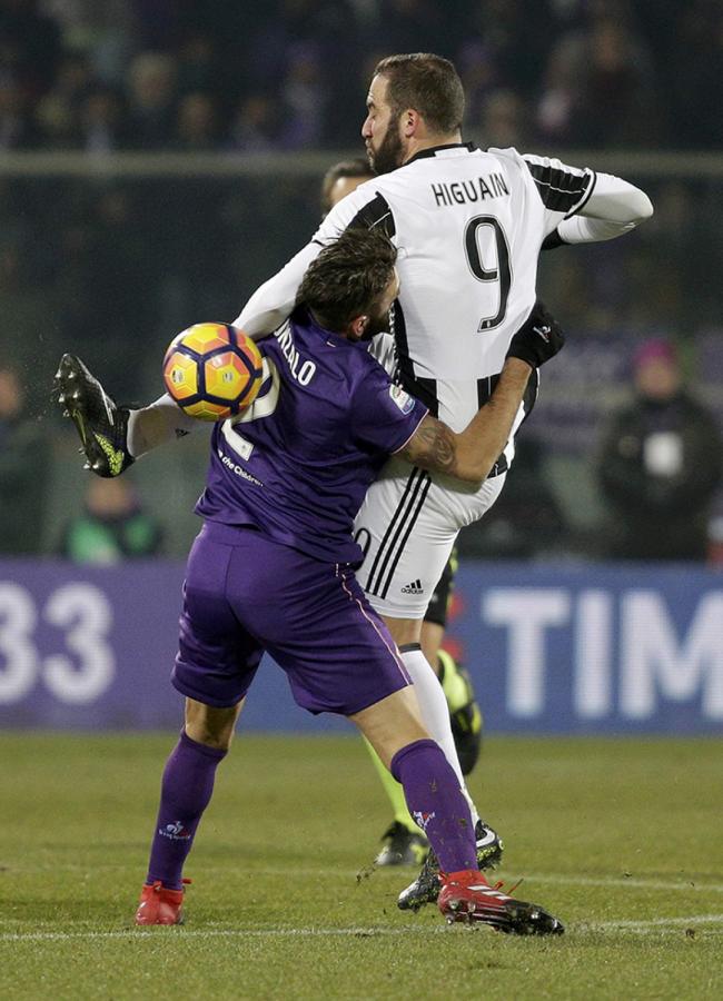 Imagen Lidia con Higuain, en Fiorentina-Juve de esta temporada. Lleva 13 años marcando a los mejores.