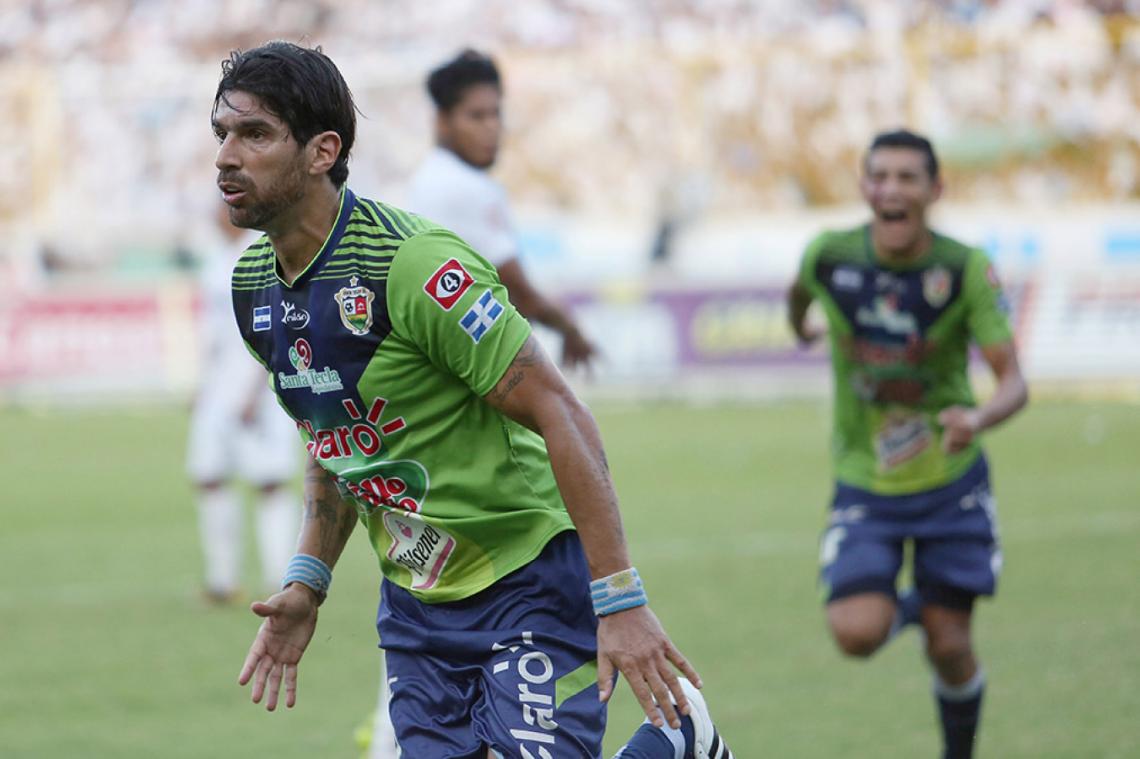 Imagen Dos goles en el final que le valieron un título al humilde Santa Tecla, su anteúltimo club.