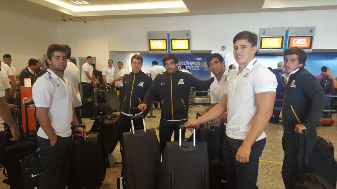 Imagen Los Jaguares, en el aeropuerto, antes de partir hacia Sudáfrica.