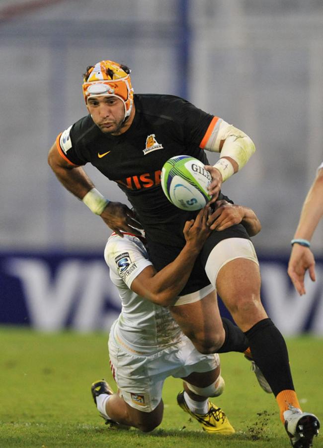 Imagen El mastodonte, de 105 kilos, avanza ante Chiefs en la apertura del Super Rugby en la Argentina.