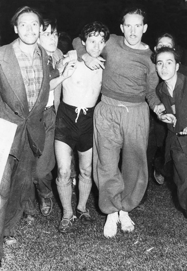 Imagen Abrazado por Mouriño, al término de un partido del Sudamericano de Chile 55, donde logró el único título de su carrera.