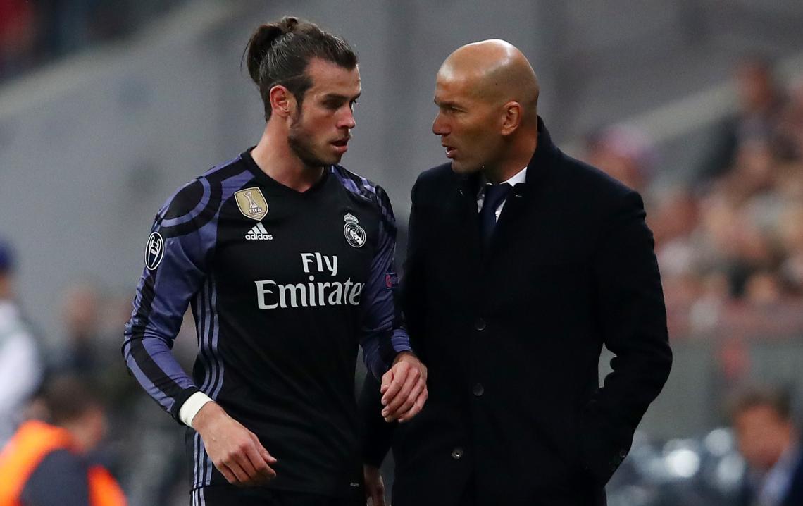 Imagen Bale, ayer, hablando con Zidane cuando salió reemplazado.