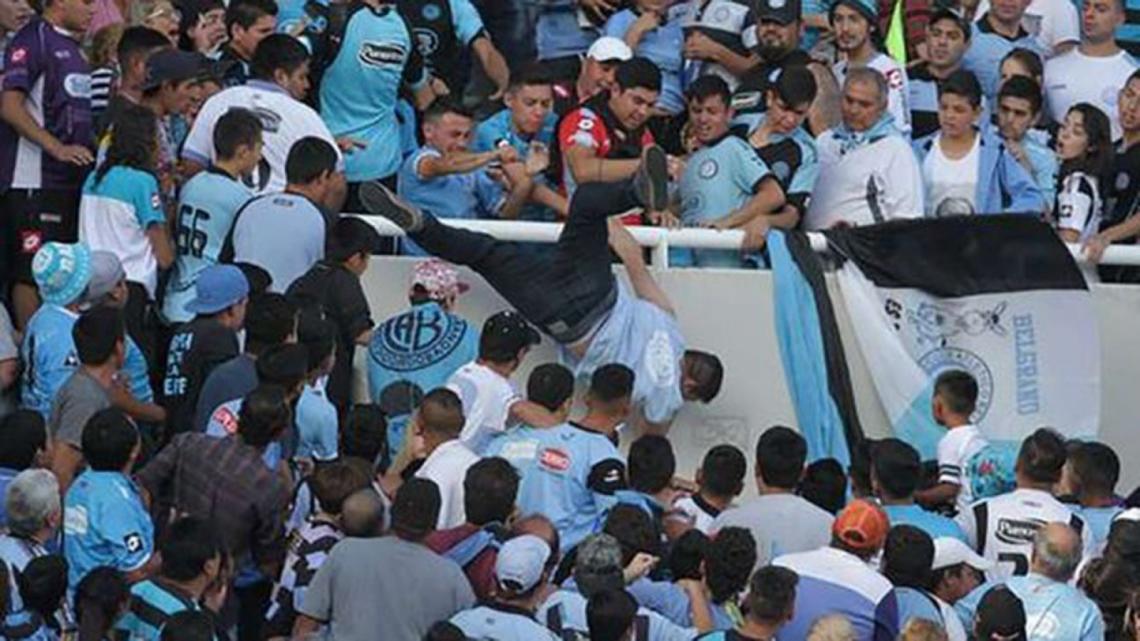 Imagen El momento en el que Balbo es arrojado desde la tribuna.