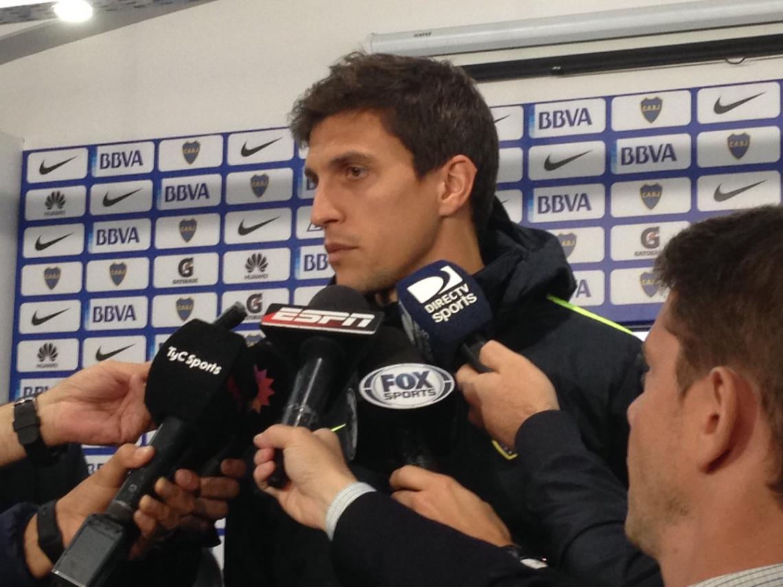 Imagen Vergini, hablando con los periodistas.