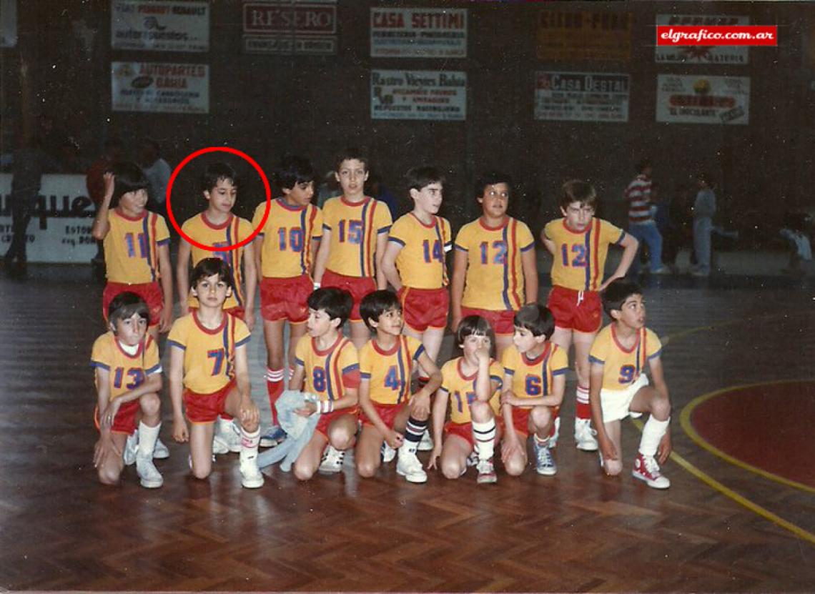 Imagen El pibe con la camiseta numero 5 es Emanuel David Ginóbili, cuando estaba empezando a jugar en Bahía Blanca a principios de los ’80.
