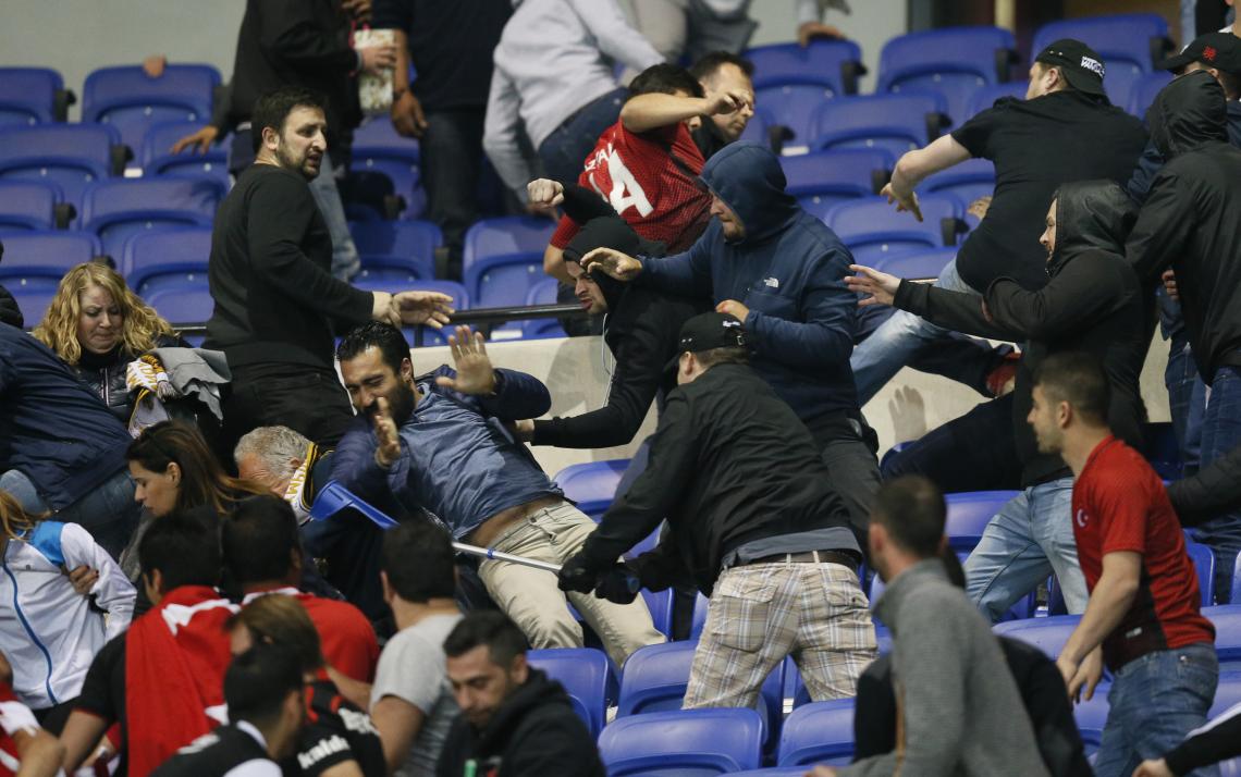Imagen Imagen de la pelea entre los hinchas.