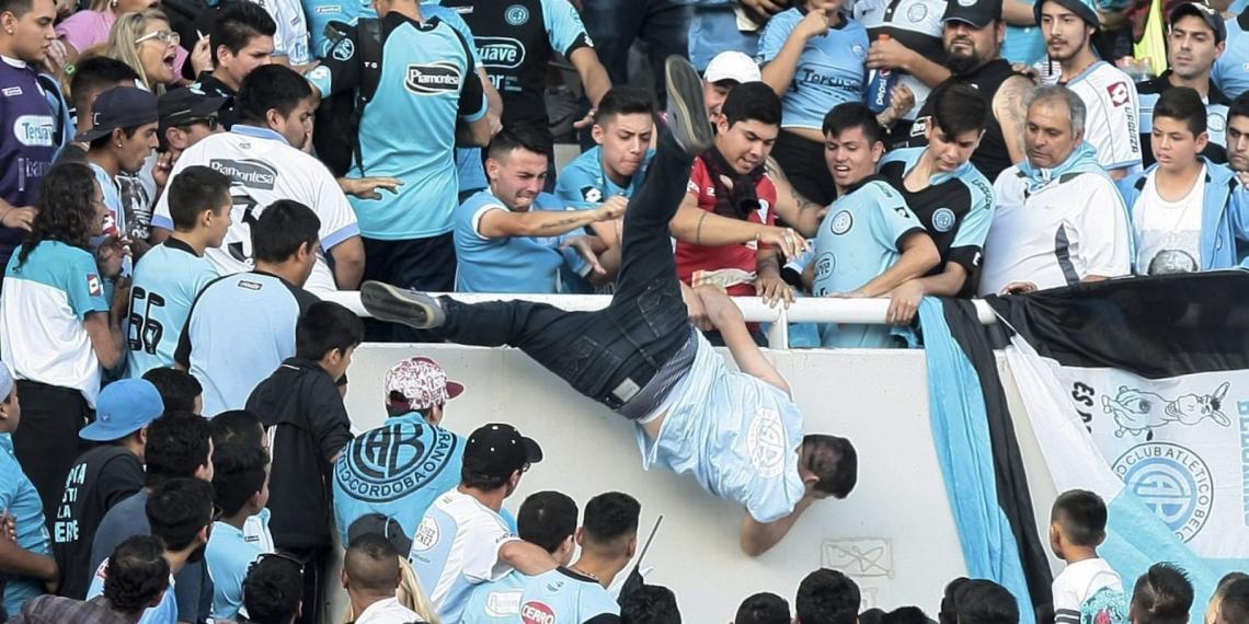 Imagen El momento en que arrojan a Balbo desde la tribuna.