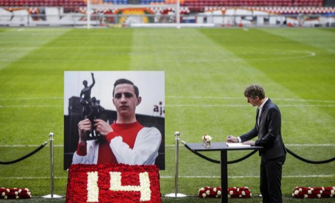 Imagen Van der Sar, en el Amsterdam Arena, tras la muerte de Cruyff en marzo de 2016