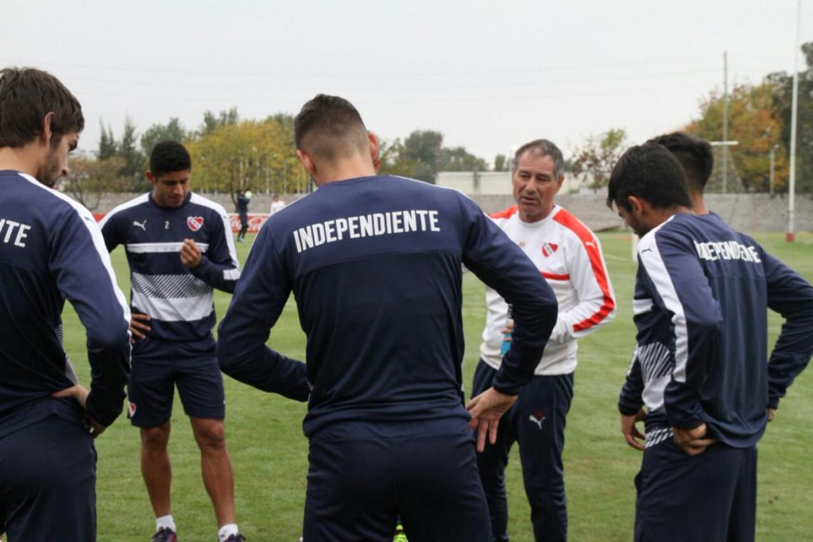 Imagen Holan, dando indicaciones durante la práctica.