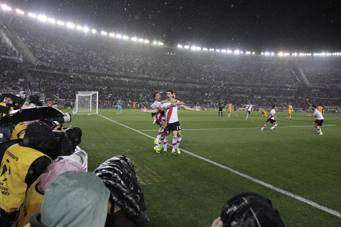 Imagen Goles que valen Copas. El 1-0 a Tigres, para abrir una durísima final de Libertadores en el Monumental, la inolvidable noche del diluvio. De palomita tras centro de Vangioni.