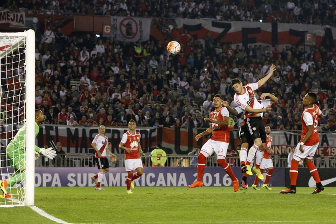 Imagen Cabezazo limpito ante el Santa Fe, para el 2-0 y asegurar la Recopa 2016.