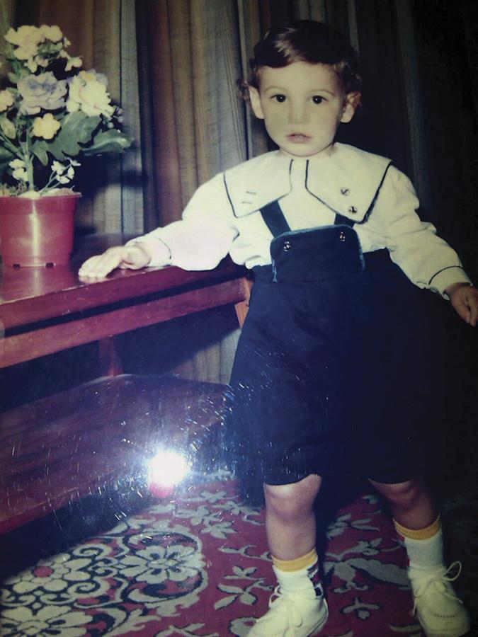 Imagen Muy de niño, con postura de goleador.
