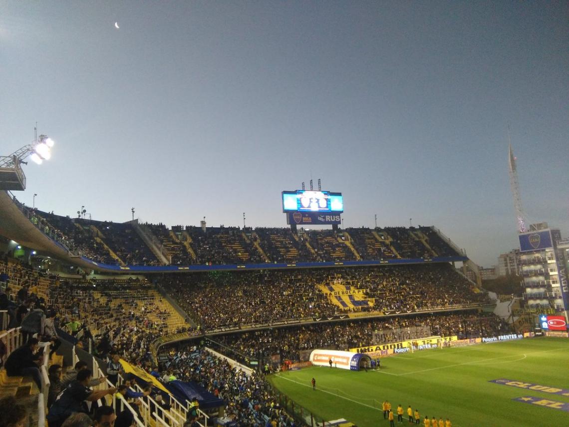 Imagen Minutos antes de que empiece el partido, La Bombonera estaba casi llena menos en un lugar. (Crédito: @diegoborinsky)