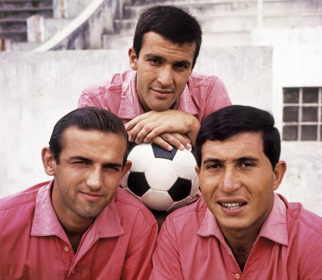 Imagen El terceto recordadísimo que logró el ascenso con Deportivo Español en 1966: Christian Rudzky, Veglio (con la pelota) y Daniel Valledor.