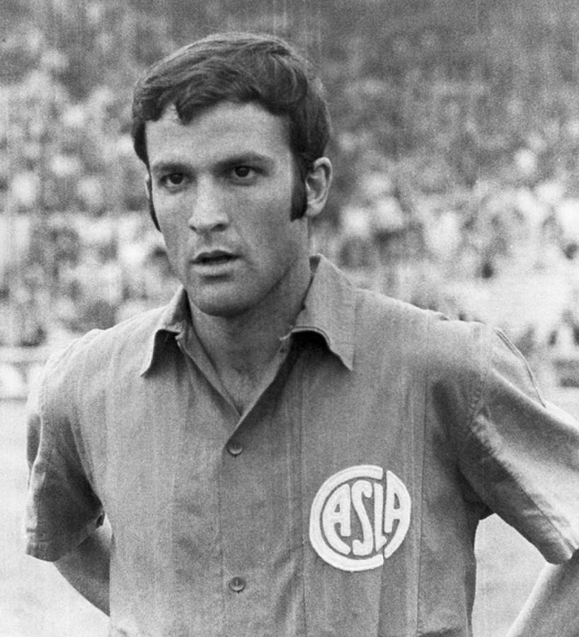 Imagen En los comienzos en San Lorenzo, con una hermosa camisa de época. Fue la camiseta que defendió durante más años (1968-1975) y con la que conquistó 4 títulos locales.