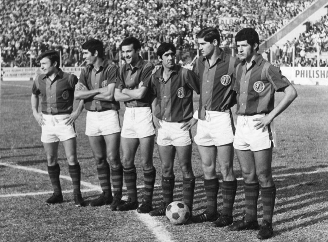 Imagen Postal de Los Matadores, el histórico San Lorenzo de 1968, el primer campeón invicto del fútbol argentino. Desde la izquierda: Rendo, Tojo, Veglio, Pedro González, Fischer y Cocco.