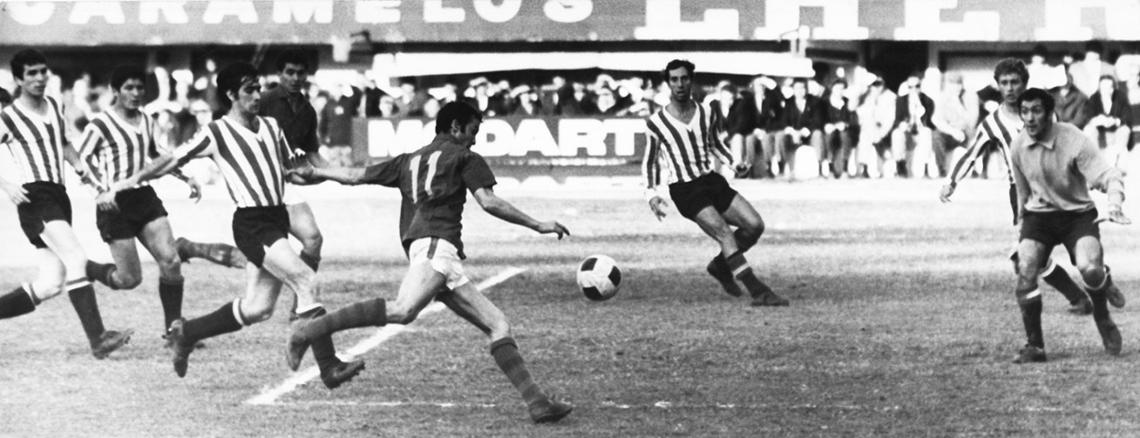 Imagen Gol matador en la final del Metropolitano 68, para el 1-1 ante Estudiantes (Bilardo, al fondo), en el Monumental. Ganaría 2-1 en el suplementario.