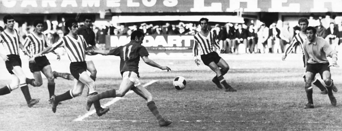 Imagen Gol matador en la final del Metropolitano 68, para el 1-1 ante Estudiantes (Bilardo, al fondo), en el Monumental. Ganaría 2-1 en el suplementario.