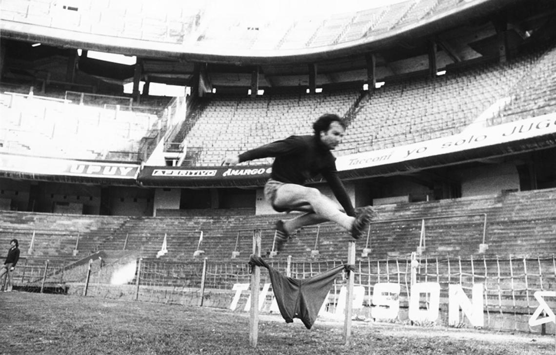 Imagen Entrenándose en la Bombonera, saltando unas vallas caseras, linda postal de los años 70.